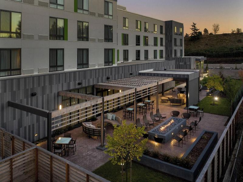 Courtyard By Marriott Portland East image