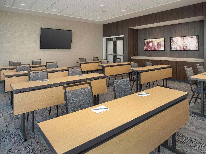 Courtyard By Marriott Portland East image