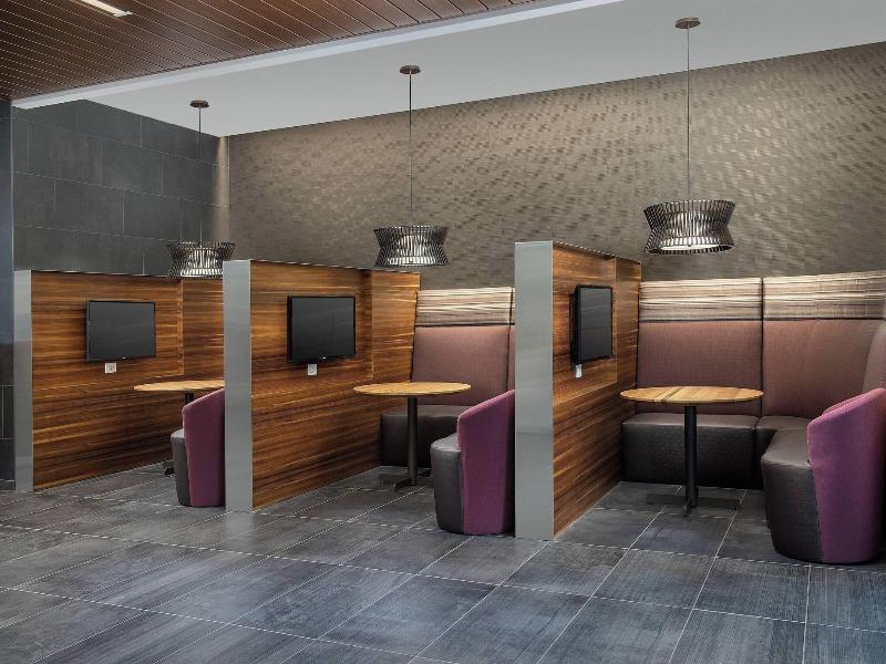 Courtyard By Marriott Portland East image
