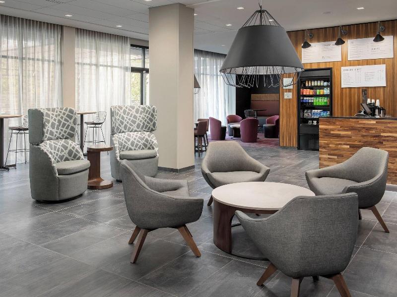 Courtyard By Marriott Portland East image