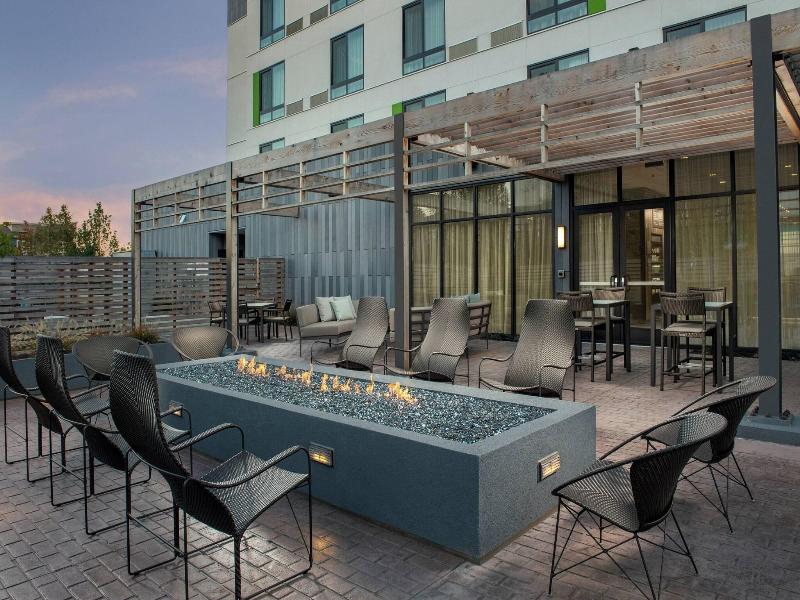 Courtyard By Marriott Portland East image