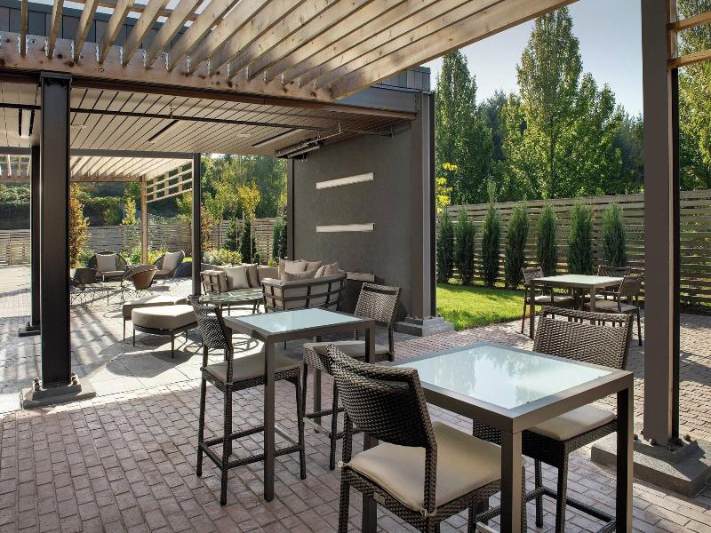 Courtyard By Marriott Portland East image
