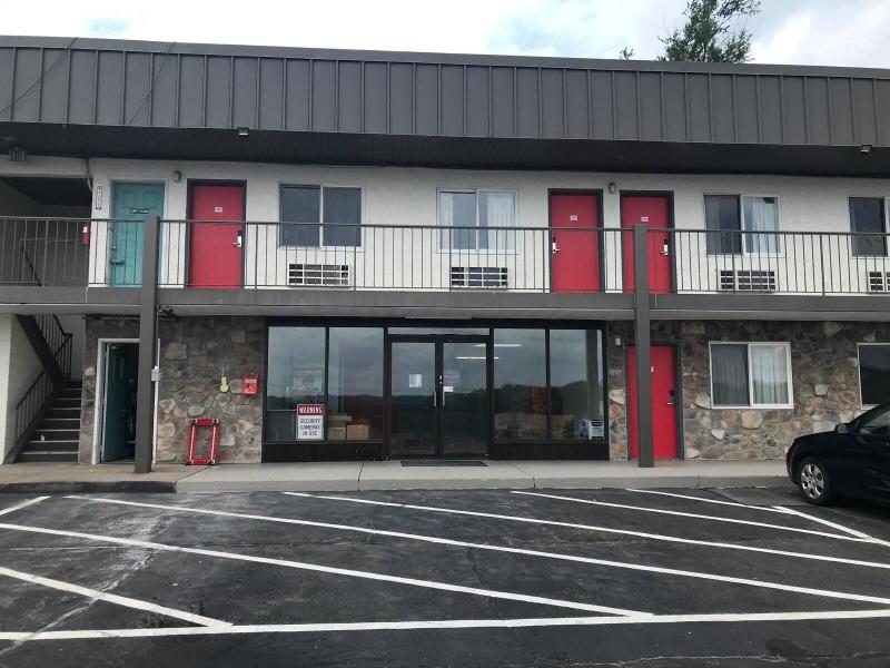 Super 8 By Wyndham Hazleton image