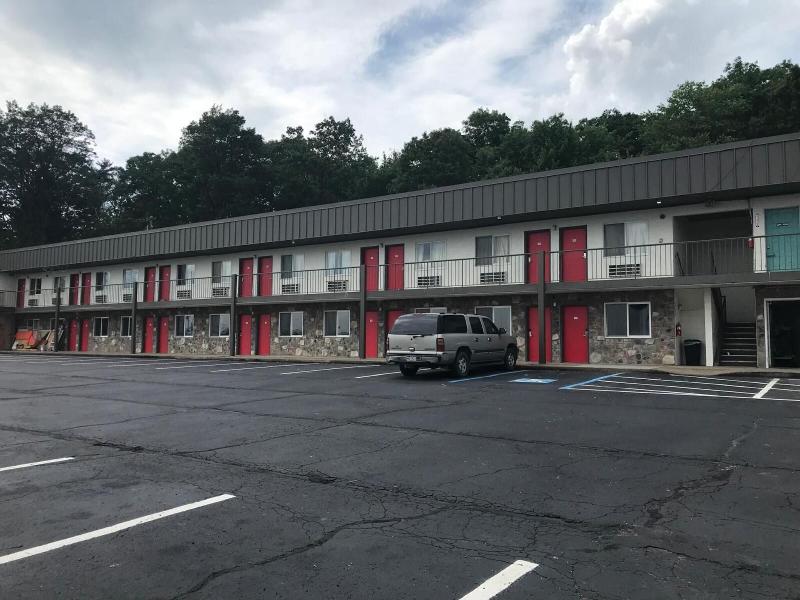 Super 8 By Wyndham Hazleton image