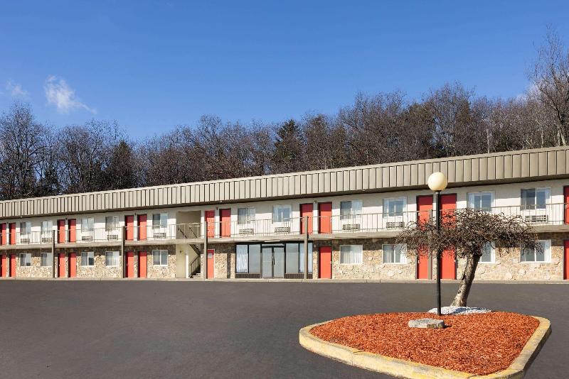 Super 8 By Wyndham Hazleton image