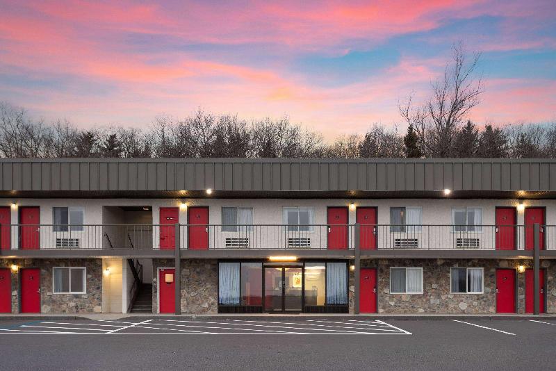 Super 8 By Wyndham Hazleton image