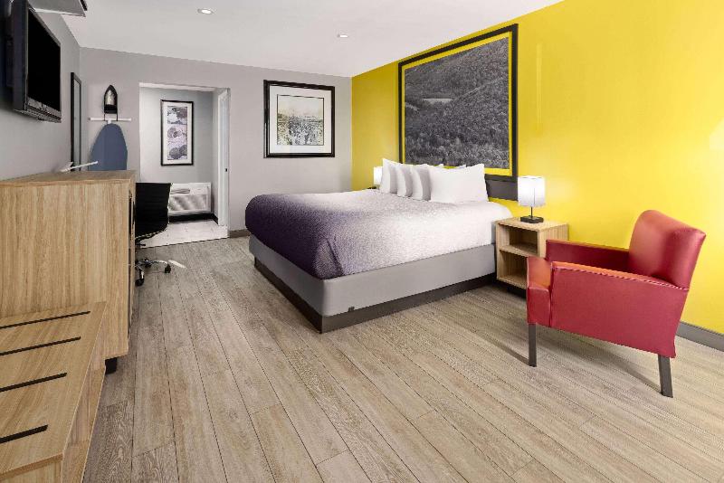 Super 8 By Wyndham Hazleton image