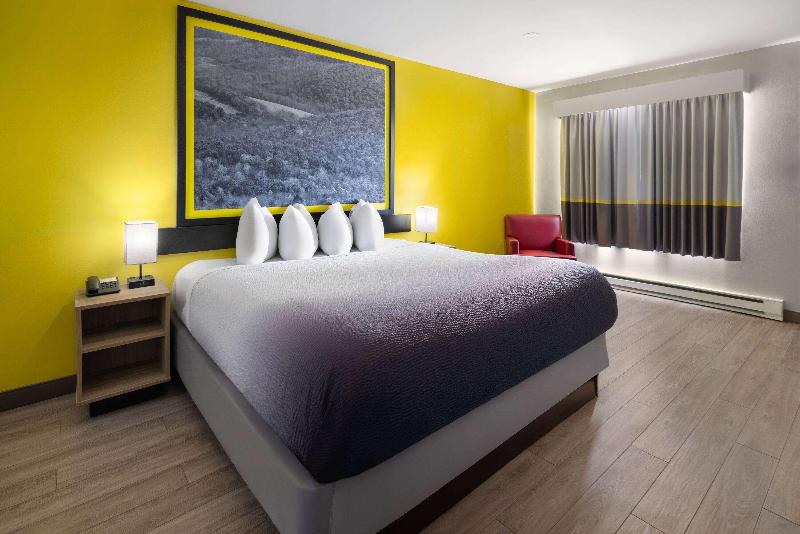 Super 8 By Wyndham Hazleton image