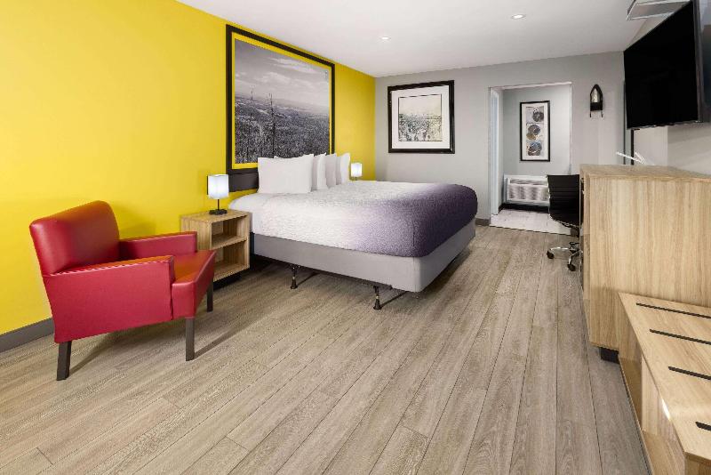 Super 8 By Wyndham Hazleton image