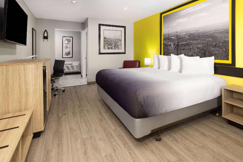 Super 8 By Wyndham Hazleton image