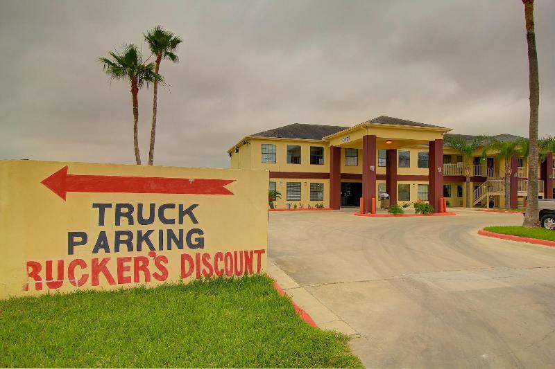Deluxe Inn & Suites — general view