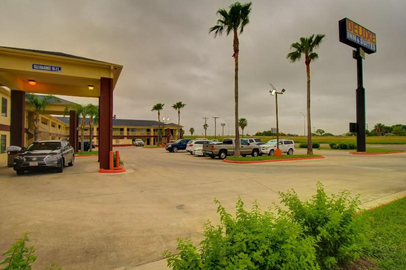 Deluxe Inn & Suites