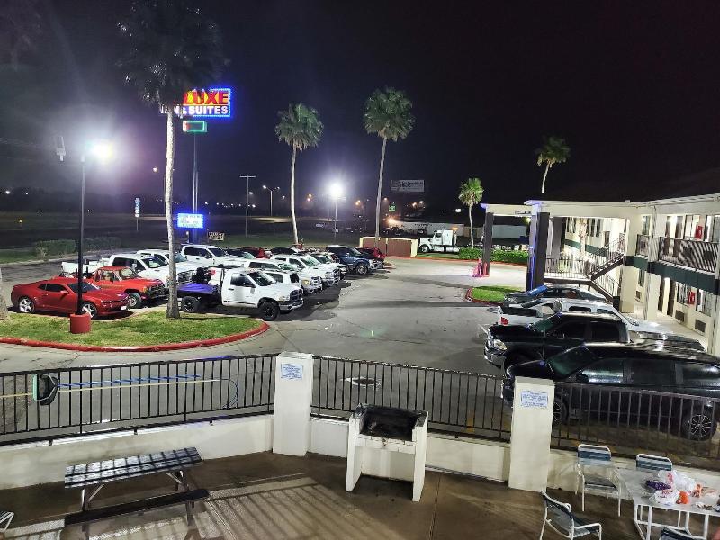 Deluxe Inn & Suites