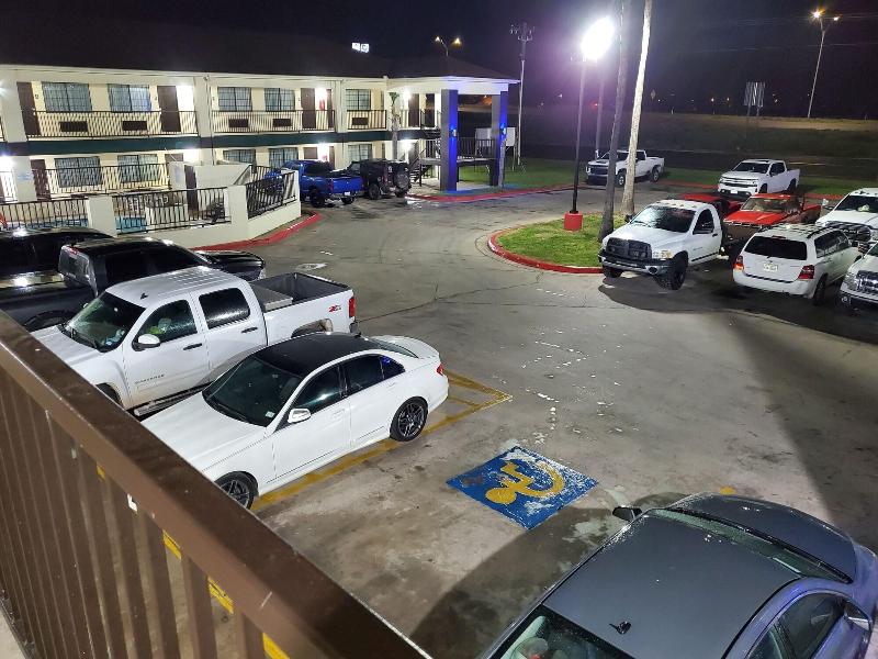 Deluxe Inn & Suites