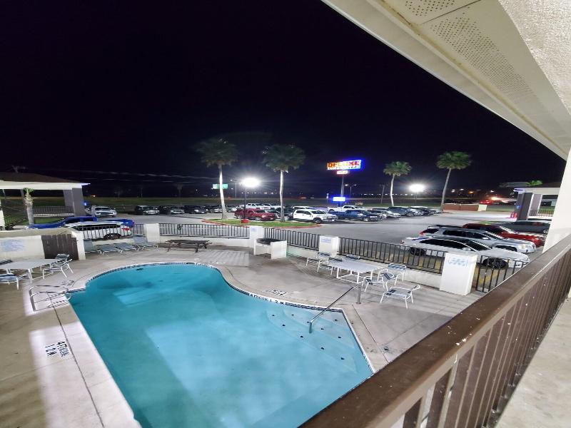 Deluxe Inn & Suites
