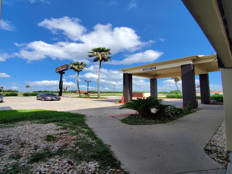 Deluxe Inn & Suites