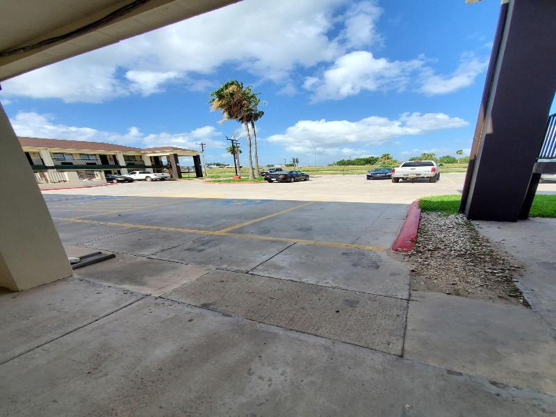 Deluxe Inn & Suites