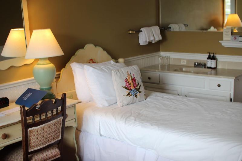 Outlook Inn On Orcas Island image