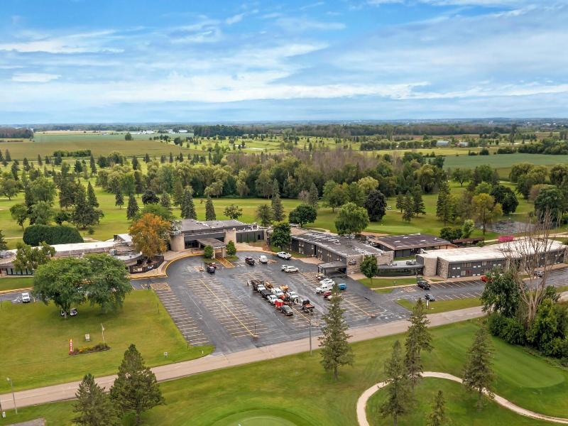 Par 5 Resort image