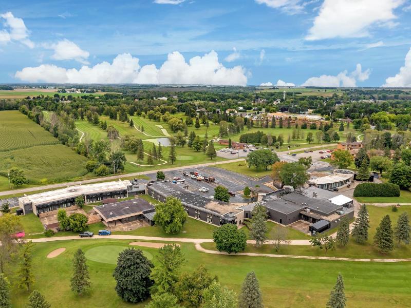 Par 5 Resort image