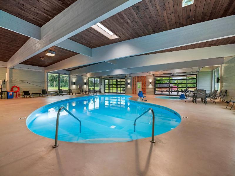 Par 5 Resort image