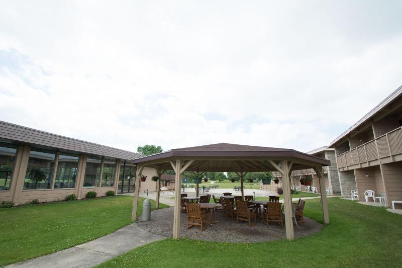Par 5 Resort image