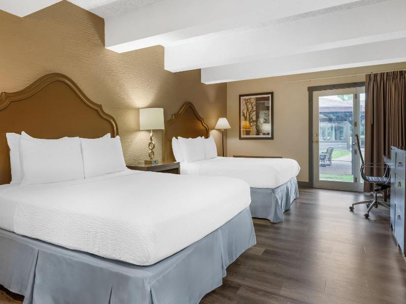 Par 5 Resort image