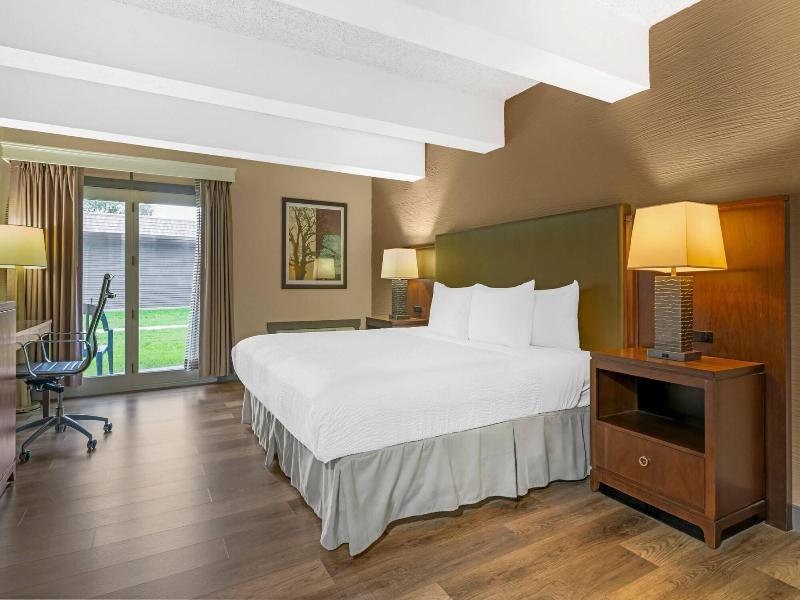 Par 5 Resort image