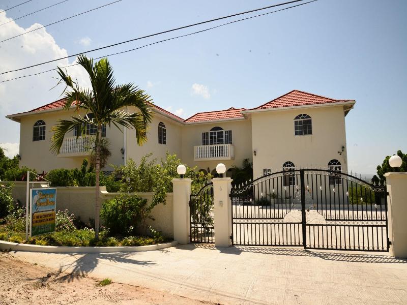 Retreat Guesthouse Luxury Suites image