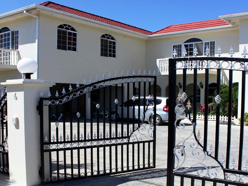 Retreat Guesthouse Luxury Suites image