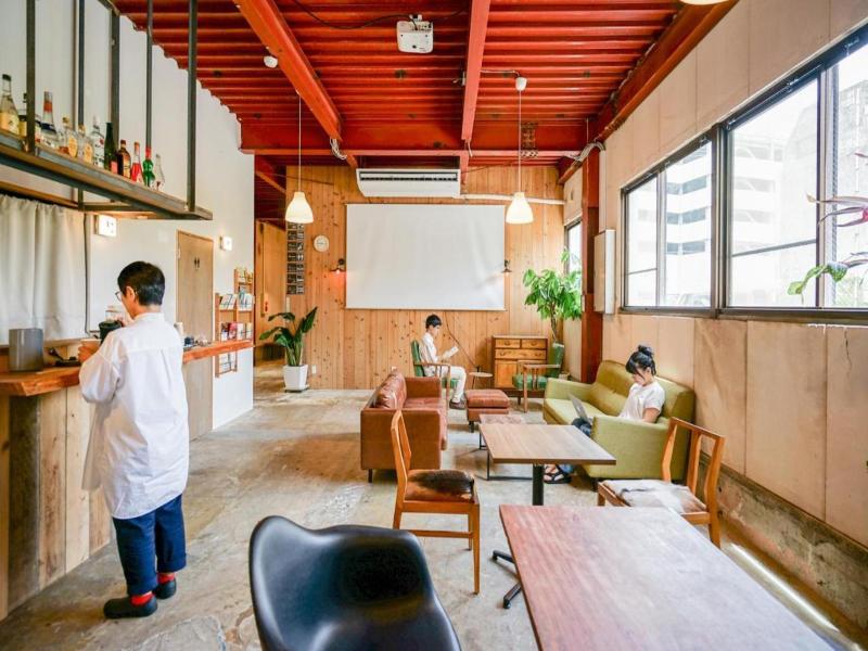 fan ABURATSU Sports Bar & Hostel image