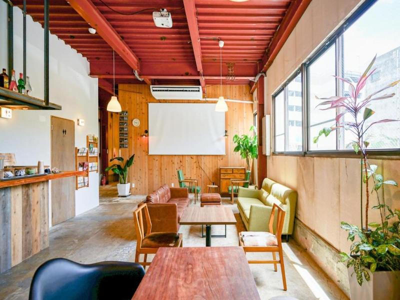 fan ABURATSU Sports Bar & Hostel image