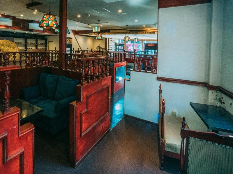 fan ABURATSU Sports Bar & Hostel image