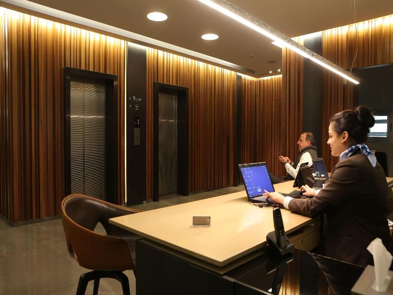 Parktower Suites image