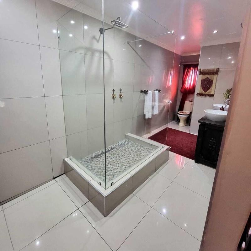 Excalibur Boutique Hotel image