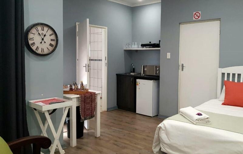FAMILY ROOM THREE BEDS