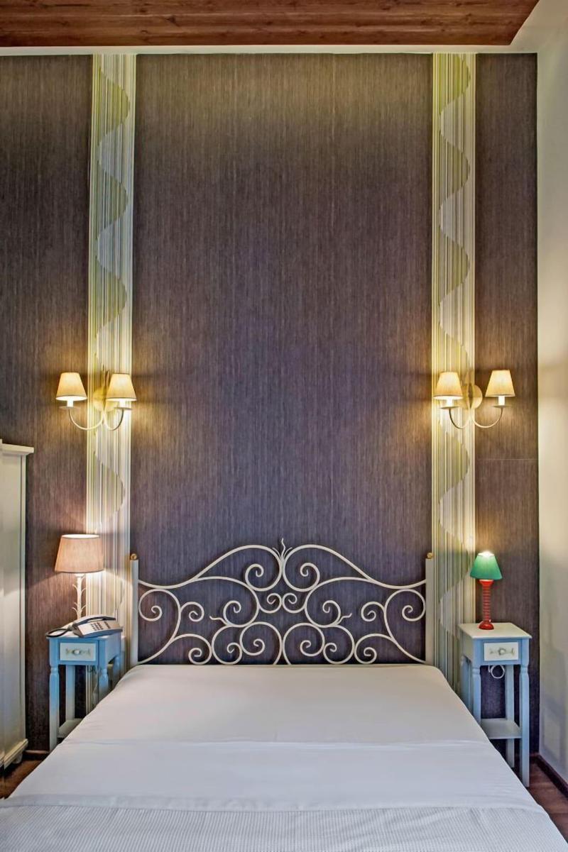 Polys Guest House image 4