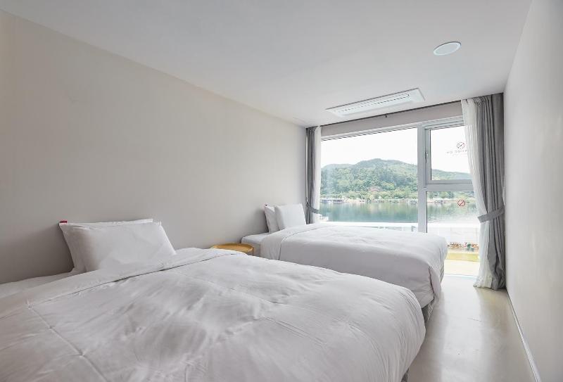 Parotia Hotel image