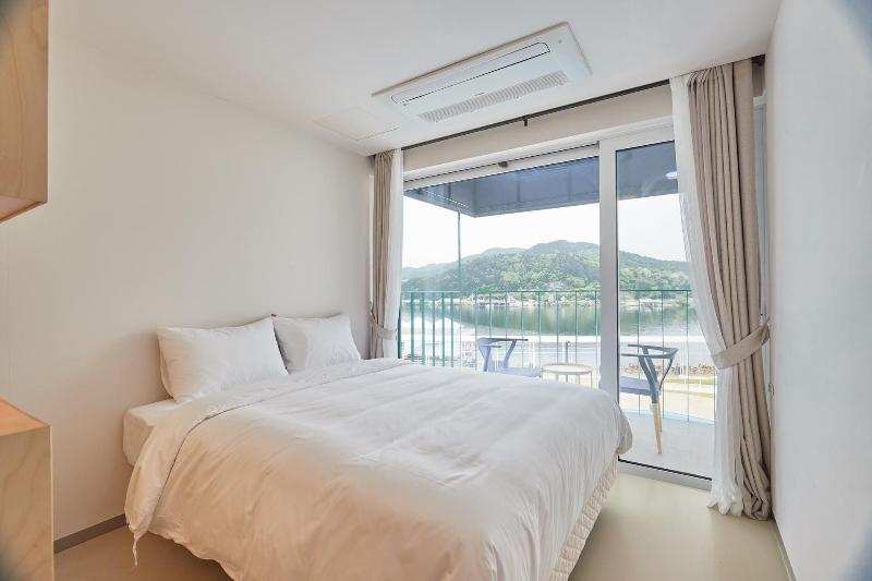 Parotia Hotel image