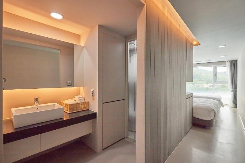 Parotia Hotel image