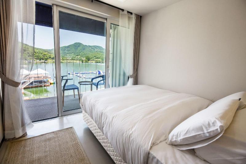 Parotia Hotel image