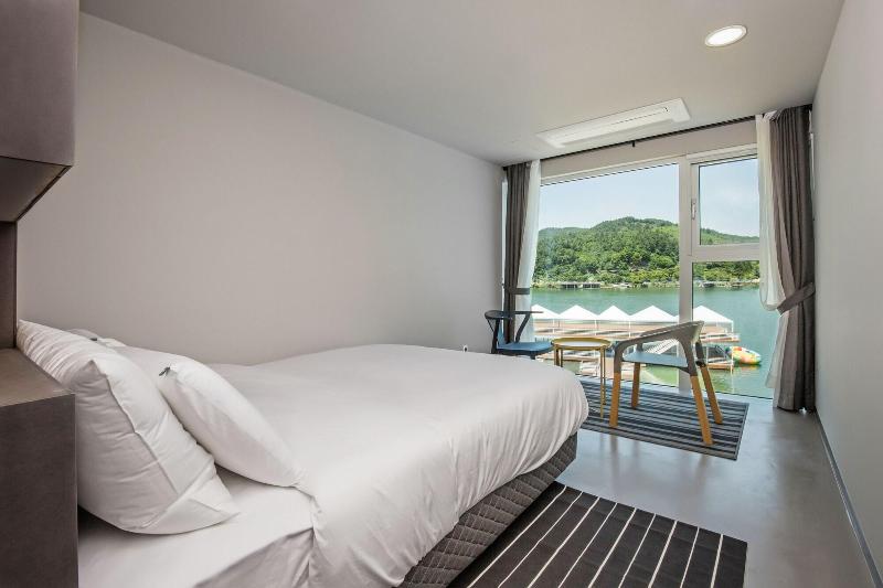 Parotia Hotel image