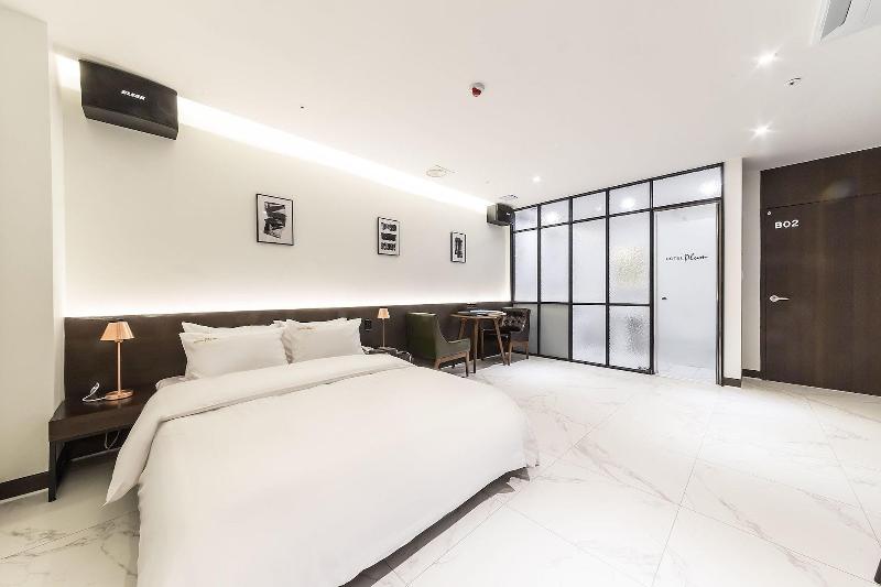 Hotel Plum image
