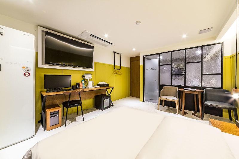 Hotel Plum image