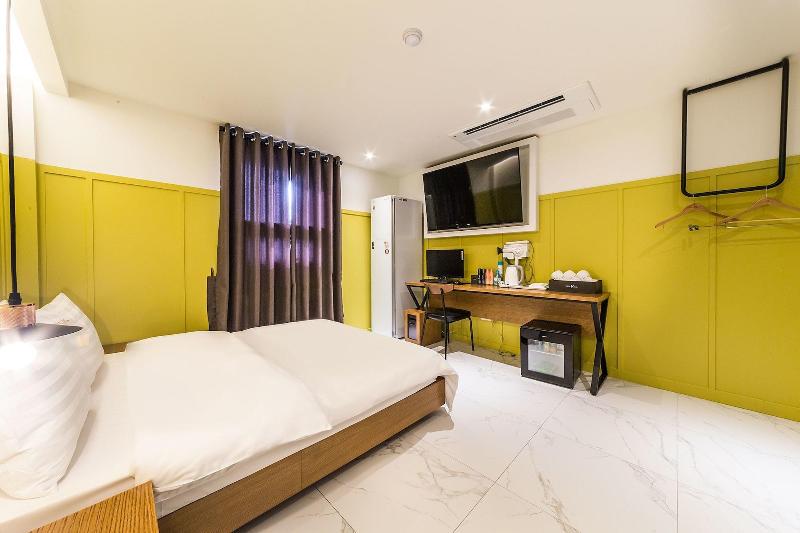 Hotel Plum image