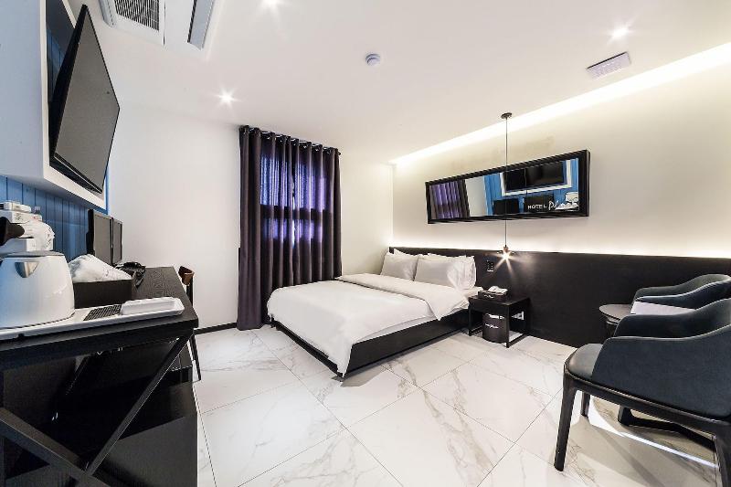 Hotel Plum image