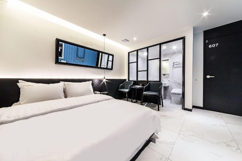 Hotel Plum image