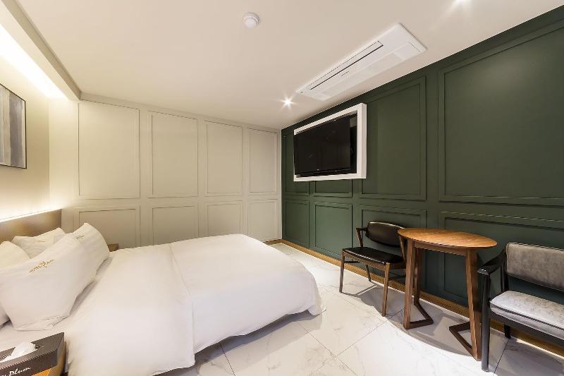 Hotel Plum image