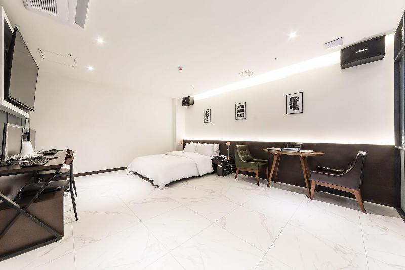 Hotel Plum image