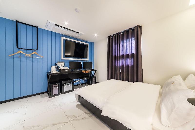 Hotel Plum image